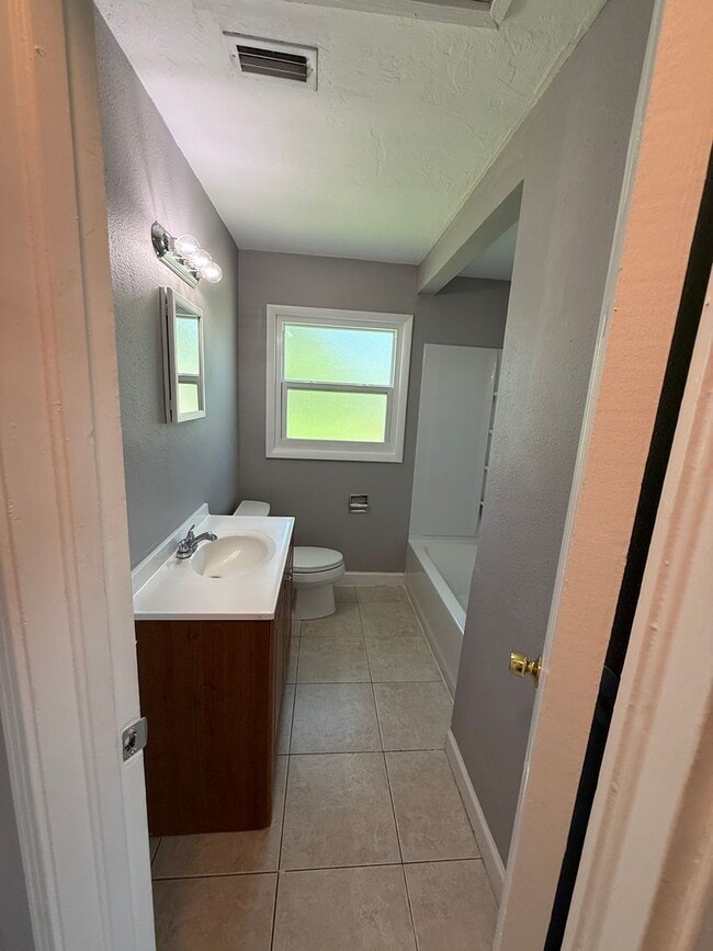 Building Photo - 3 Bedroom 2 Bath Single Family Home