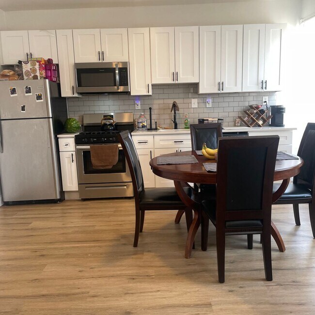 Building Photo - Spacious Newly Renovated Two Bedroom Apartment