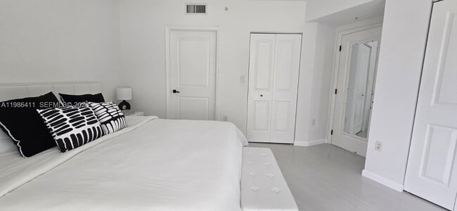 Building Photo - 347 N New River Dr E