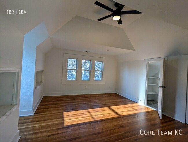 Building Photo - Top floor 1 bedroom off Ward Parkway!