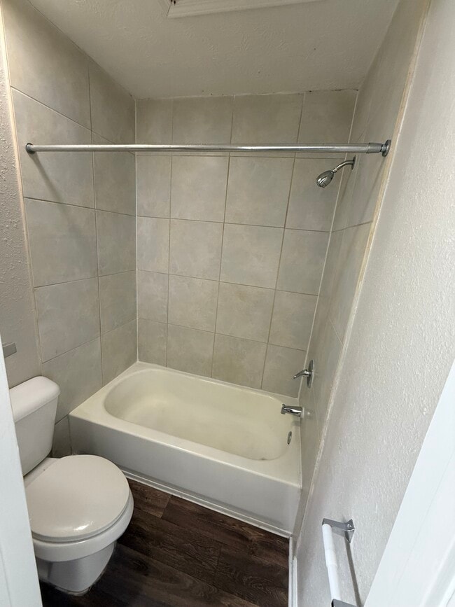 Studio Bathroom - Brentwood Apartments
