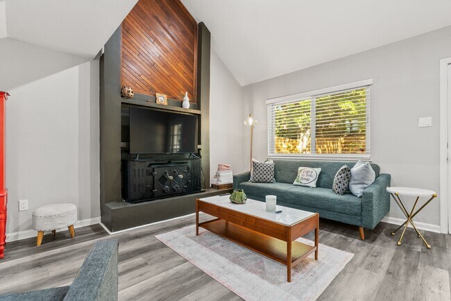 Building Photo - 2 or 3 Bedroom Renovated Mid-Town Charmer