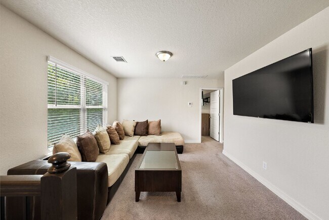 Building Photo - 2 WEEKS FREE RENT w/ 12 Month Lease!!!!!