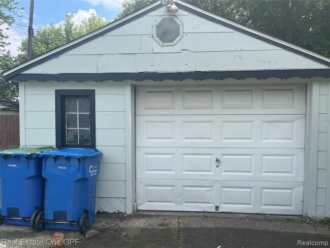 Building Photo - 8242 Maxwell Ave