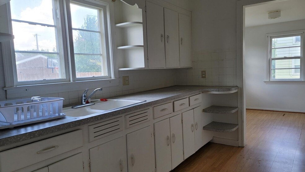 Building Photo - 658 S Rockhill Ave