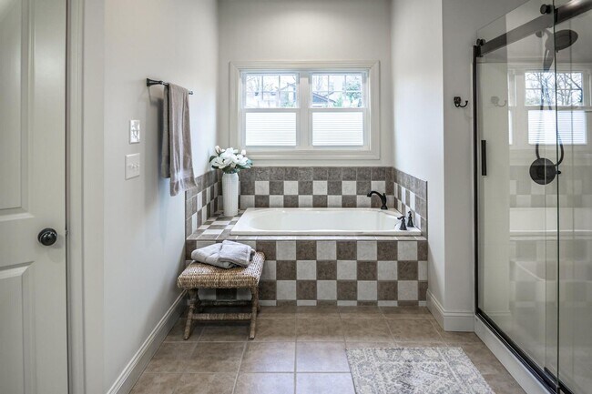 Building Photo - Stunning Custom Built Home in Ridgefields