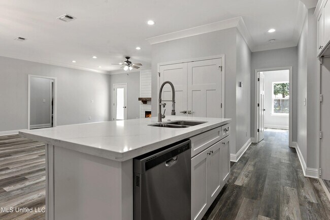 Building Photo - 9493 W Palm Ln