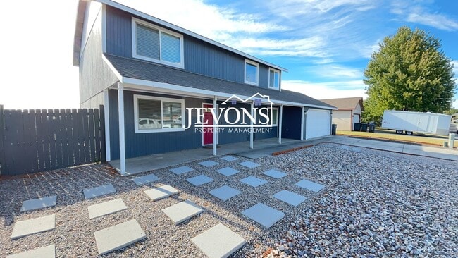 Building Photo - $500 Rent Credit - Charming 4-bedroom home with laundry and full kitchen, located near WA-17 and ...