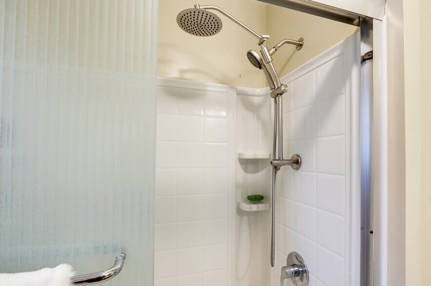 Building Photo - 4460 Lakeside Rd