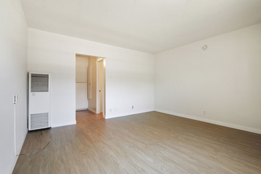 Building Photo - 10908 SM Blvd, prime Westwood, near transit