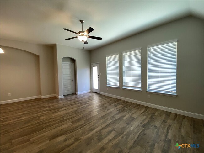 Building Photo - 1331 Hillsong St