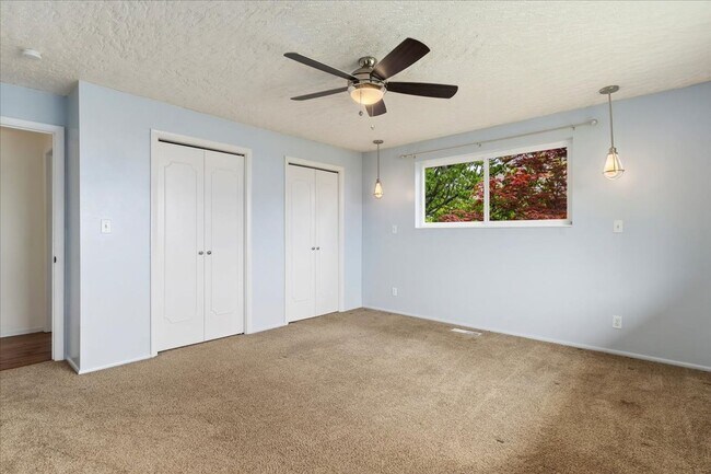 Building Photo - Perfect Family Home! 5 Beds, 3 Baths in Pl...