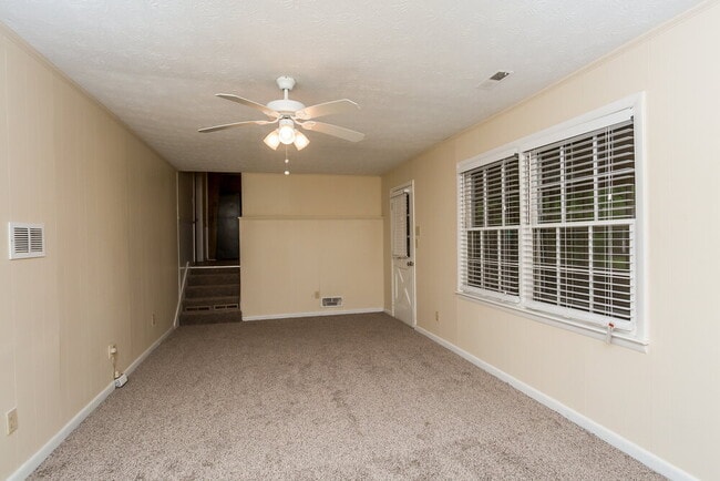 Building Photo - 2115 Pine Knoll Cir NE