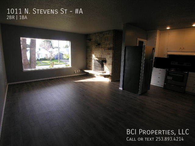 Building Photo - This beautiful 2 bedroom, 1 bath home is m...