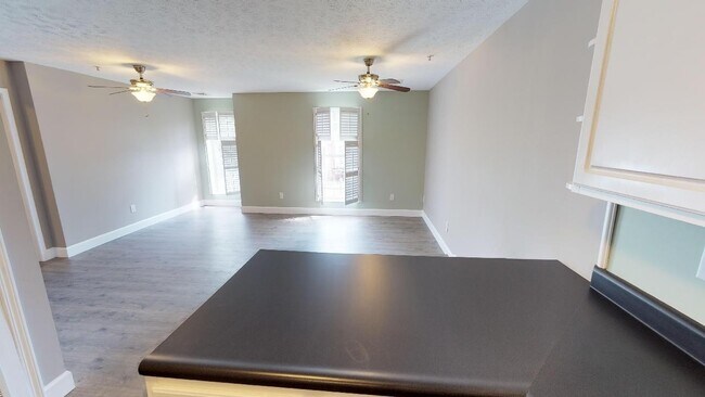 Building Photo - 3BR/2BA Condo Near UTK, Downtown Knoxville...