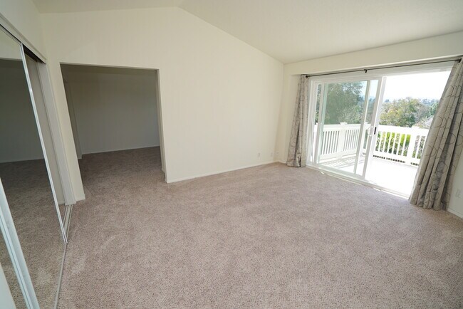 Building Photo - 4 Bedroom Rental Home in Santa Clarita.