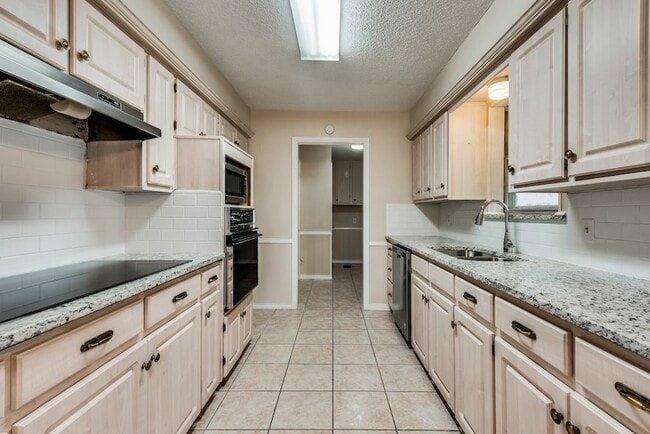 Building Photo - 2240 Babalos Ln