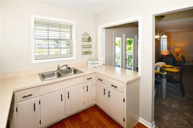 Building Photo - 204 Pompano Dr SE