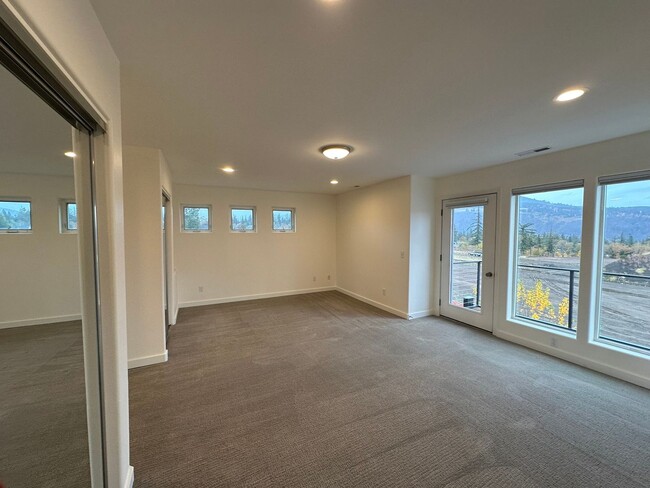 Building Photo - Application Pending - 3 Bedroom Townhouse For Rent In Hood River