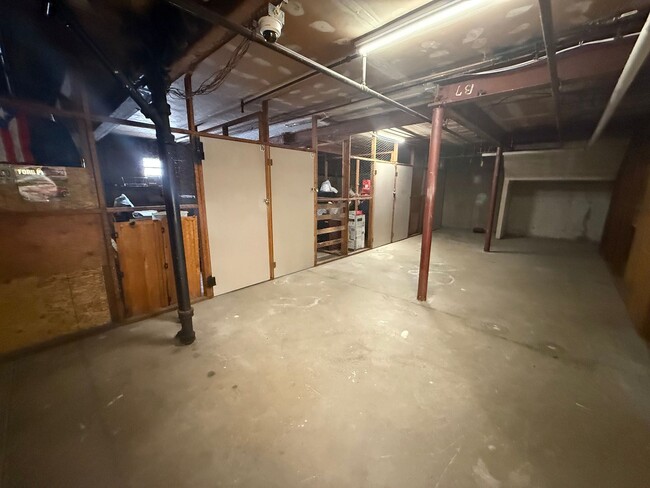Building Photo - Beautifully-Maintained 1-Bedroom & Central...