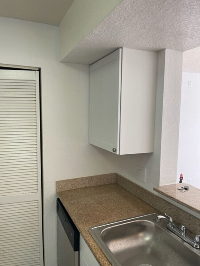Building Photo - Lexington Place - 1325