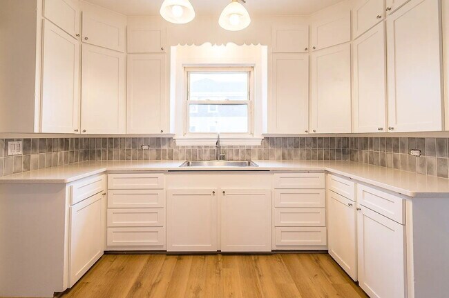 Building Photo - PRICE IMPROVEMENT! Beautiful 2-Bedroom Apartment – Quiet, Private Setting in Westbrook, Available...