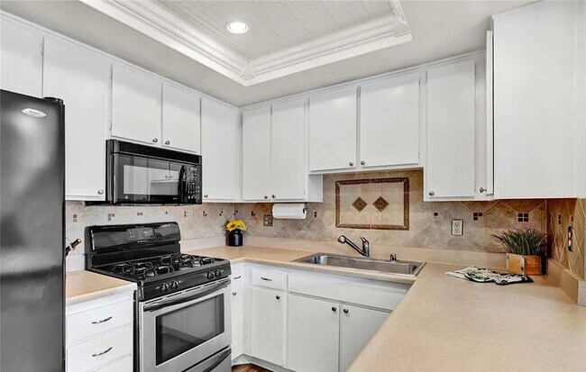 Building Photo - Sophisticated Space Designed for Comfort