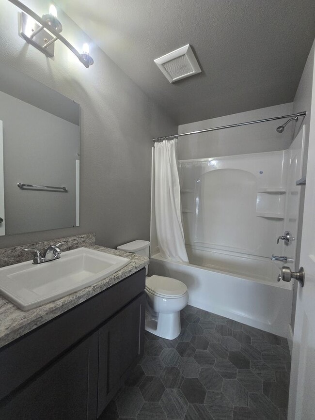 Building Photo - 2 bedroom 2.5 Bathroom Townhome