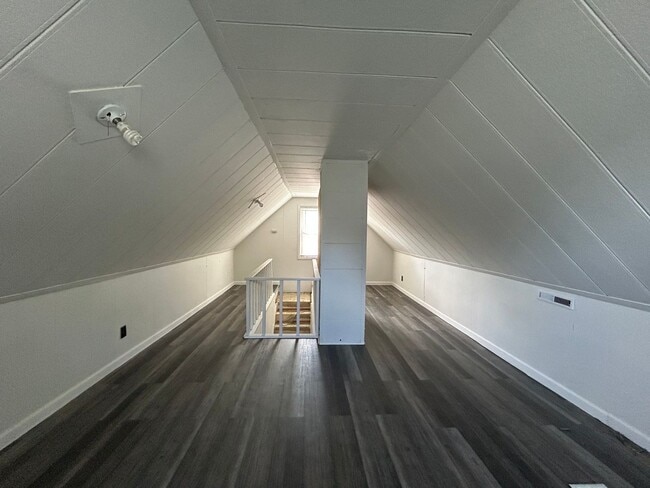 Building Photo - Updated 2 bedroom, 1 bath house