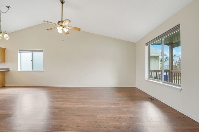 Building Photo - Beautiful 3 bed, 2 bath home in a quiet We...