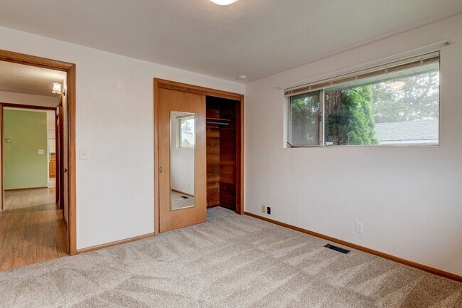 Building Photo - 3 Bedroom Single Story House w/Large Fence...