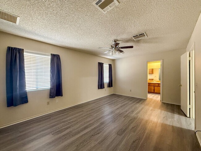 Building Photo - 3 bedroom Home on 2 Acres
