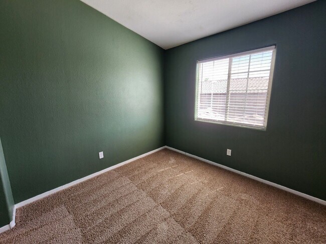 Building Photo - Beautiful 3 Bedroom & 2 1/2 Bath Condo.