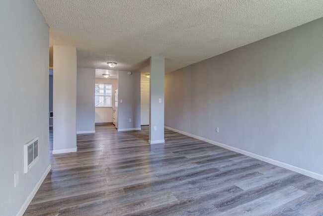 Building Photo - 2 bedroom 1 bath close to local shops!!