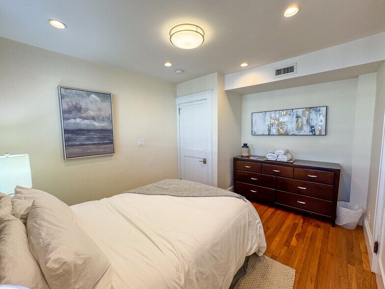 Building Photo - 34 Clay St