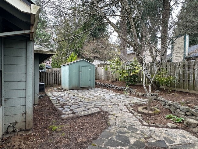 Building Photo - Large 3 Bed, 2 Bath Home!