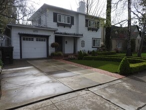 Building Photo - Land Park Beauty