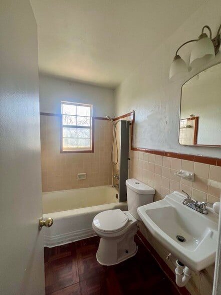 Building Photo - 2248 Riverview Dr