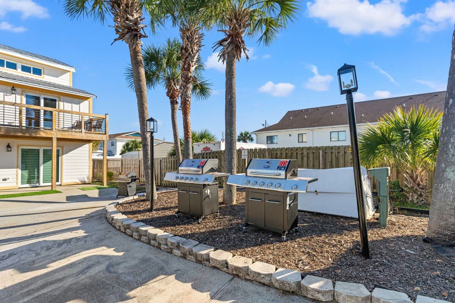 Building Photo - 8115 Thomas Dr