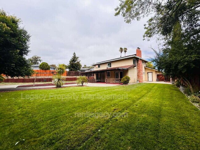 Building Photo - 493 Dahlia St