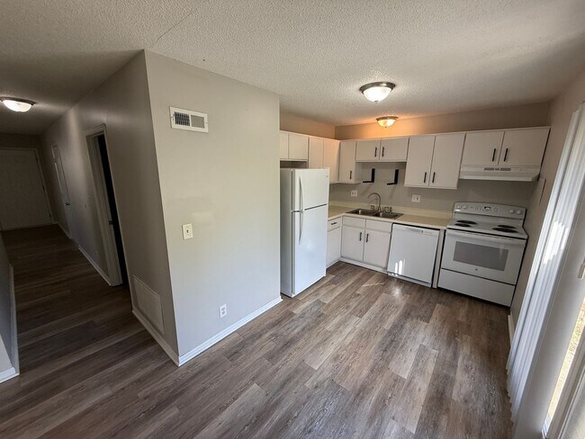 Building Photo - 2BR 1BA Duplex w/ Garage and Shared Yard in Blue Springs