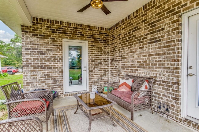 Building Photo - This beautifully maintained 3-bedroom, 2-bathroom residence offers the perfect blend of comfort, ...