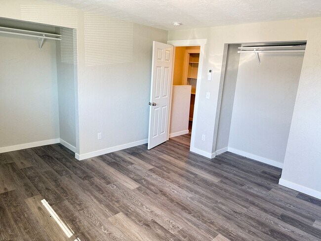 Building Photo - New 2 bed 1 1/2 bath duplex in Springfield!