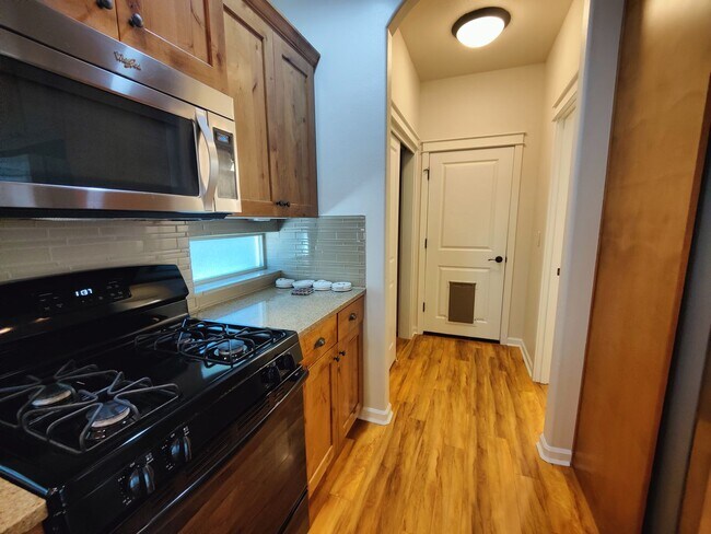 Building Photo - Beautiful 3x2.5 with fenced patio and upstairs bonus area