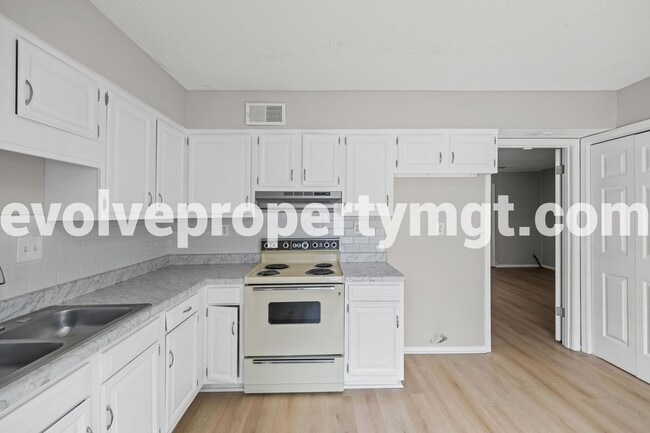 Building Photo - 2481 Chiswood St