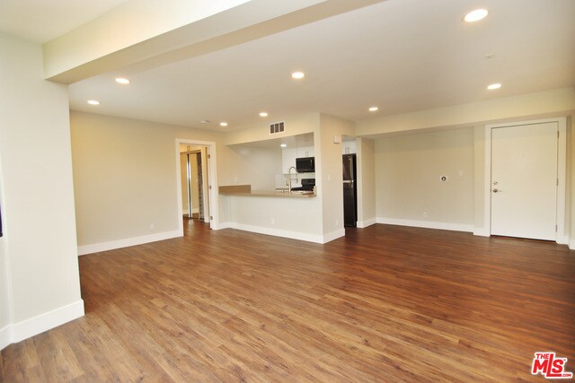 Building Photo - 16550 Vanowen St