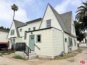 Building Photo - 2739 S Budlong Ave