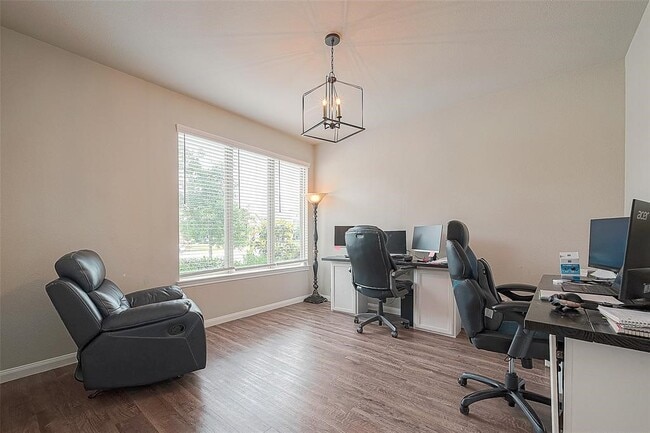 Building Photo - 21029 Crinet Square