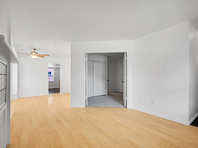 Building Photo - $1,550, 1 bed, 1 bath apartent near wash p...