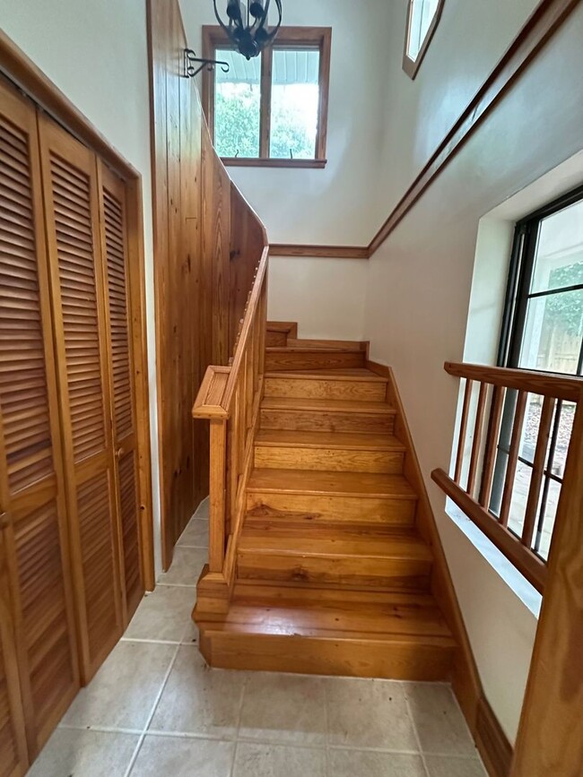 Building Photo - Charming 3 Bedroom w/ study that can be 4th bedroom, 3 Bath Home in Florida Park – Hardwood Floor...